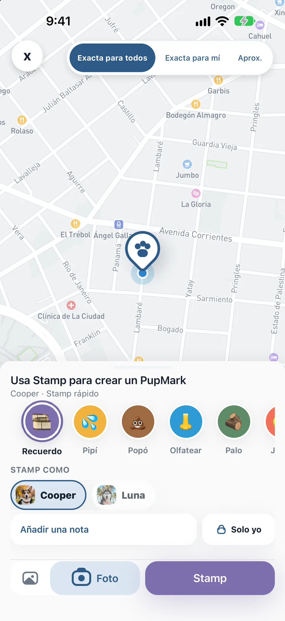 Pantalla para marcar recuerdos de PupMarks con un marcador en el mapa, opciones de precisión de ubicación, categoría Recuerdo y control de fotos.