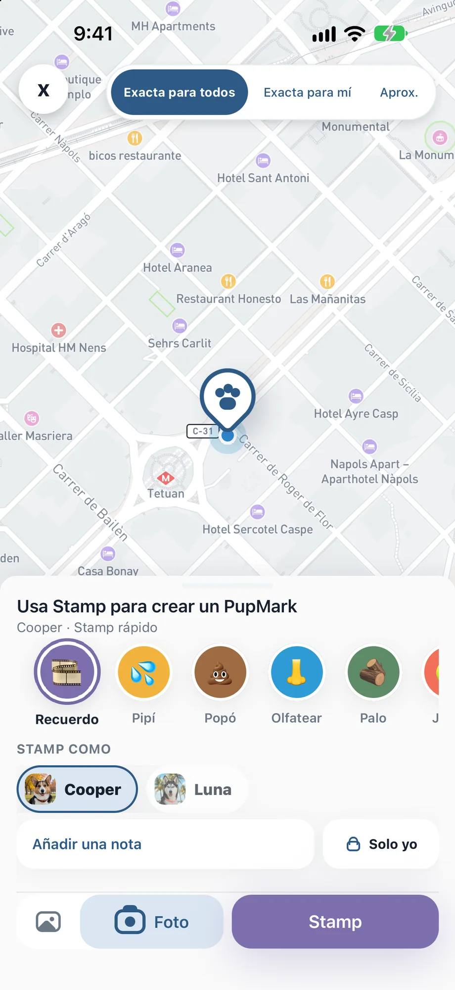 Pantalla para marcar recuerdos de PupMarks con un marcador en el mapa, opciones de precisión de ubicación, categoría Recuerdo y control de fotos.